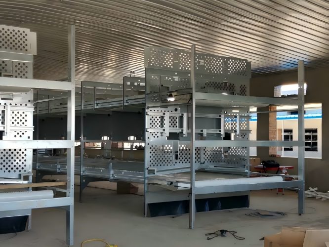 Soluções de criação em gaiolas de bem-estar em estilo aberto, voltadas para os mercados europeu e global, dedicadas à criação de poedeiras sem gaiolas de alto padrão.﻿